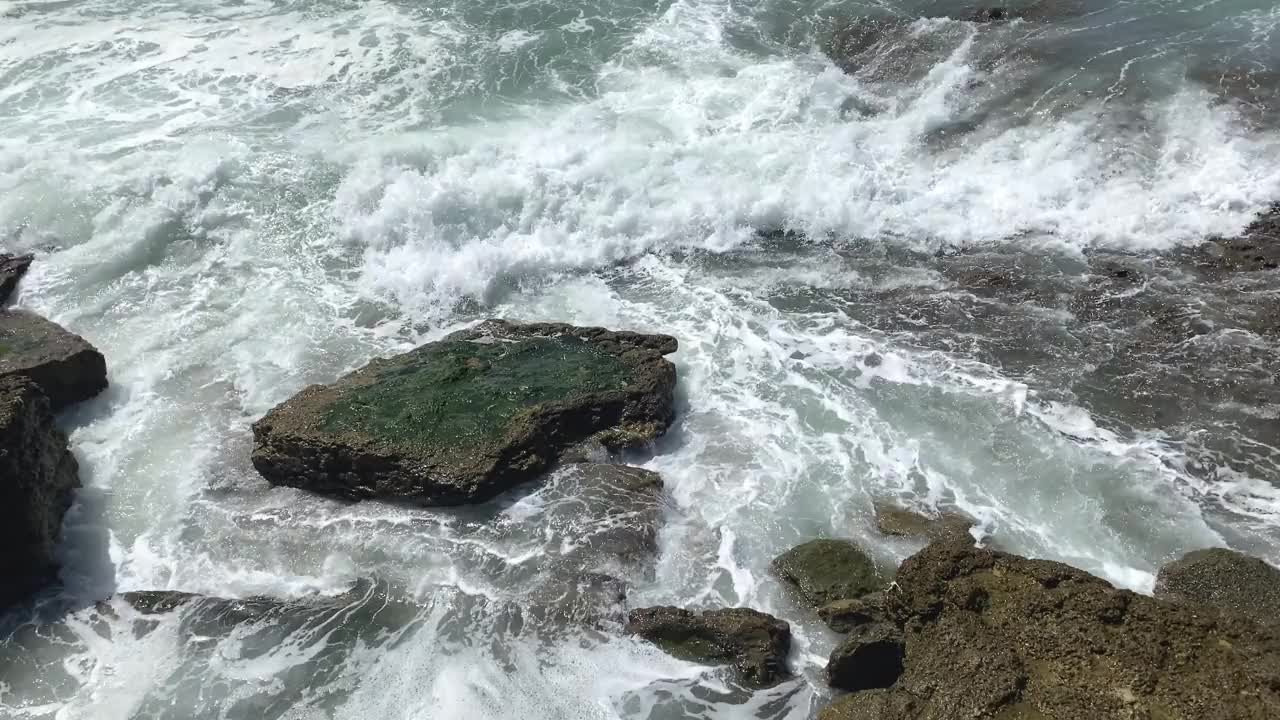 海浪拍打着露出海面的岩石，在大西洋沿岸形成了一幅强烈的海景。视频素材