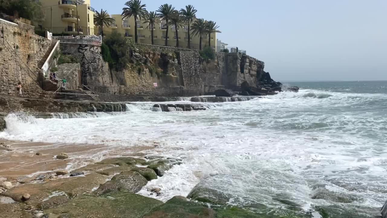 里斯本的海岸线，大西洋的海浪创造了令人惊叹的海景。视频素材