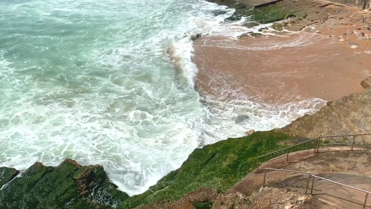 海浪冲击着大西洋海岸，在葡萄牙里斯本附近形成了一幅壮观的海景。视频素材