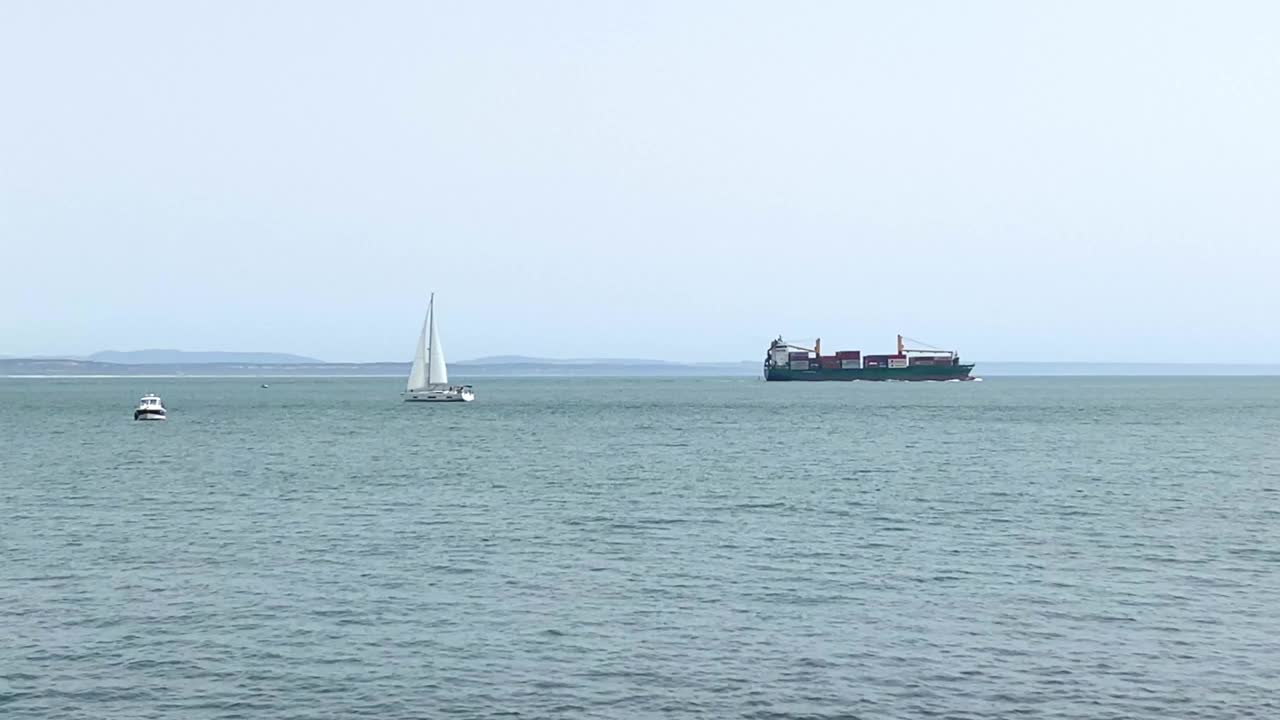 在大西洋海岸，海浪冲击着岩石，形成了令人惊叹的海景。视频素材