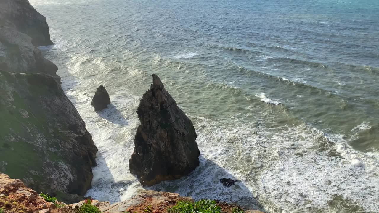 大西洋海岸线的景色，展示了岩石海湾和广阔的海洋全景，在风景如画的天空下。视频素材