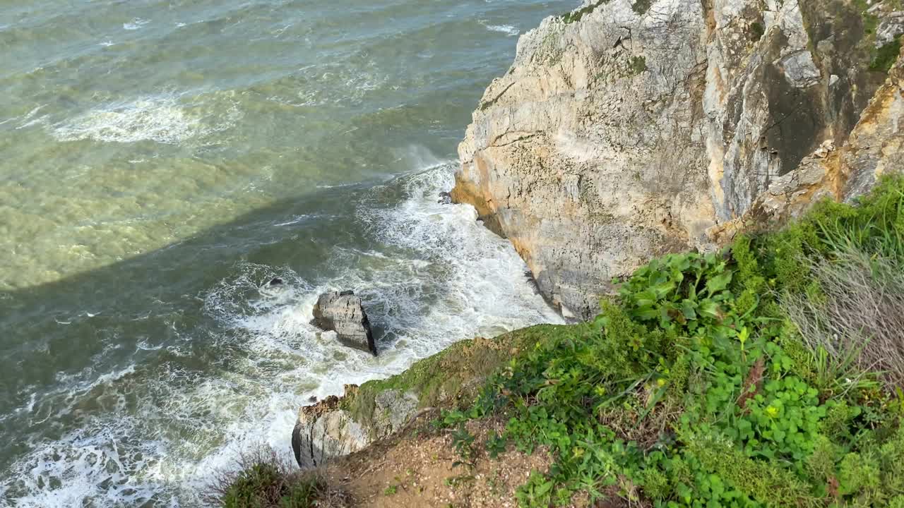 旅游图像捕捉里斯本令人惊叹的海洋远景，完成崎岖的悬崖和美丽的云形成。视频素材