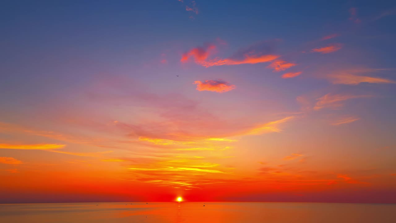 在宁静的海水上，在充满活力的日落中，体验壮观的空中视角的宁静之美视频素材