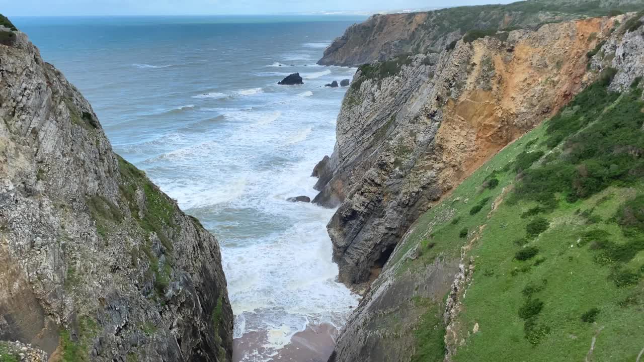 葡萄牙里斯本附近迷人的海洋全景，有引人注目的悬崖和美丽的纹理天空。视频素材