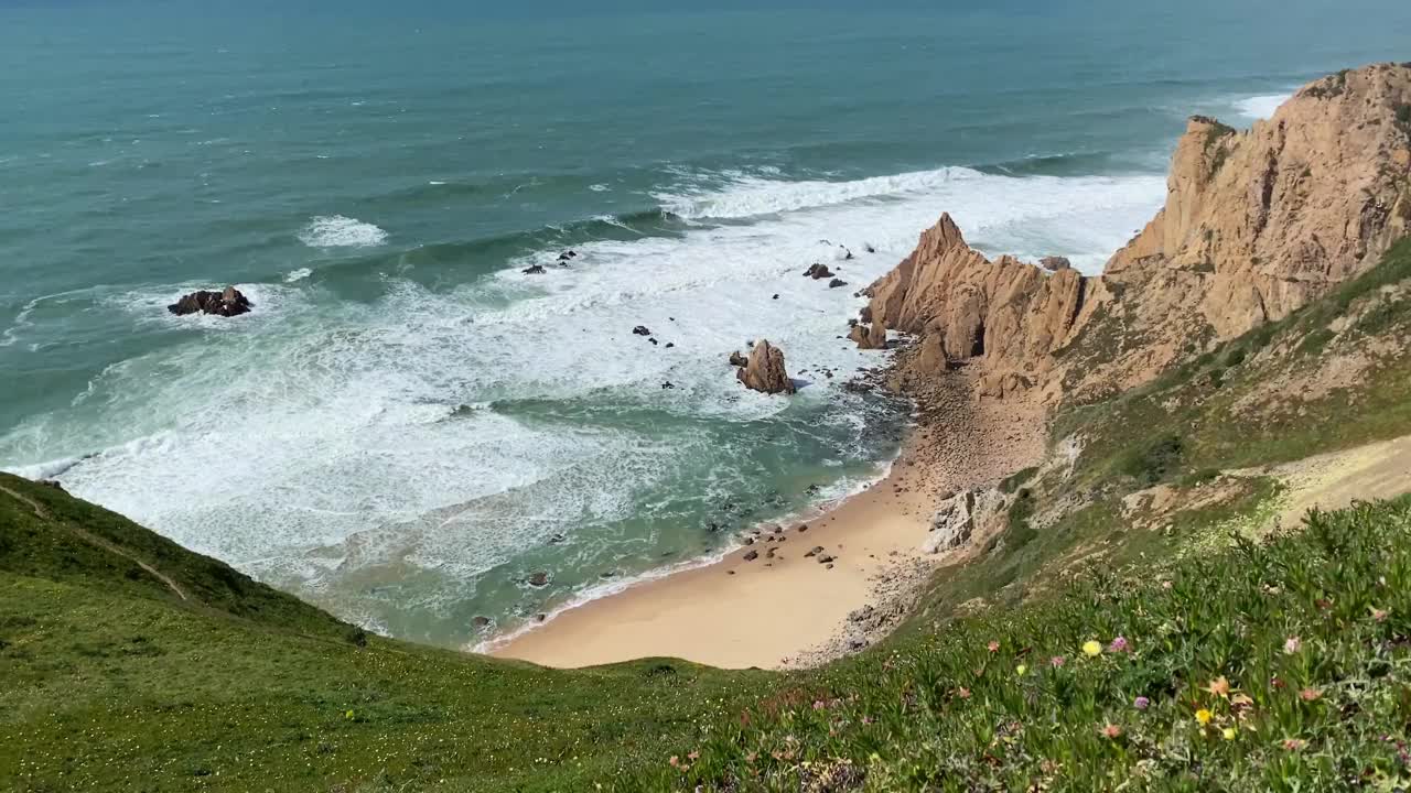 葡萄牙里斯本的海岸全景，展现了一个充满活力的色调和高耸的悬崖戏剧性的海景。视频素材