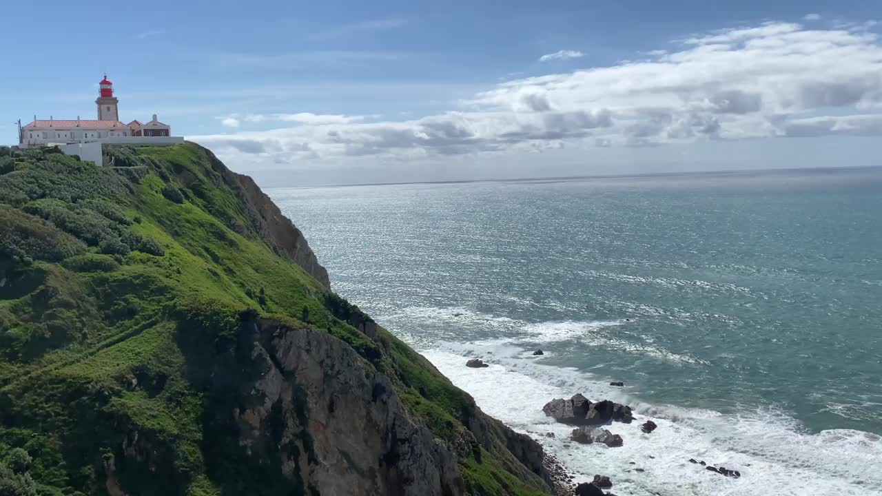 葡萄牙里斯本附近的大西洋风景如画，在戏剧性的天空下，展示了色彩缤纷的海景和岩石海湾。视频素材