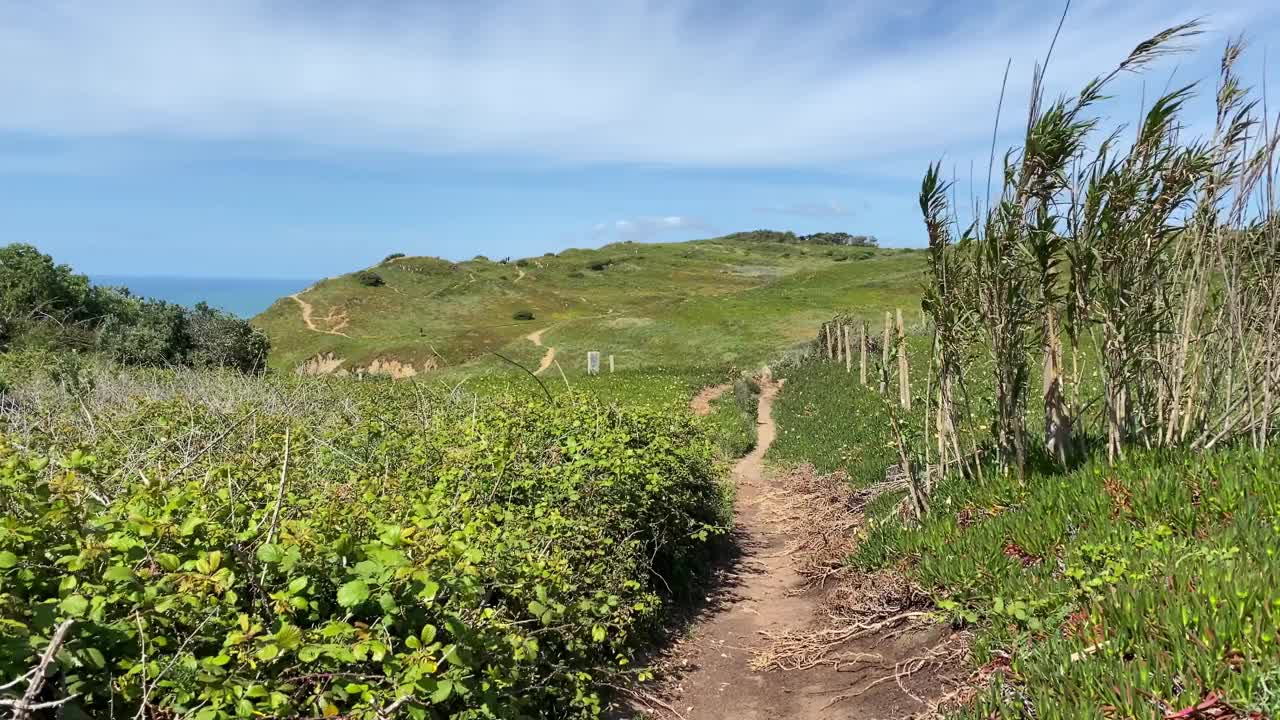 大西洋海岸线和岩石海湾的美景，装饰着迷人的云景，呈现出充满活力的海洋和陡峭的悬崖的惊人景观，在旅游媒体，里斯本，葡萄牙。视频素材