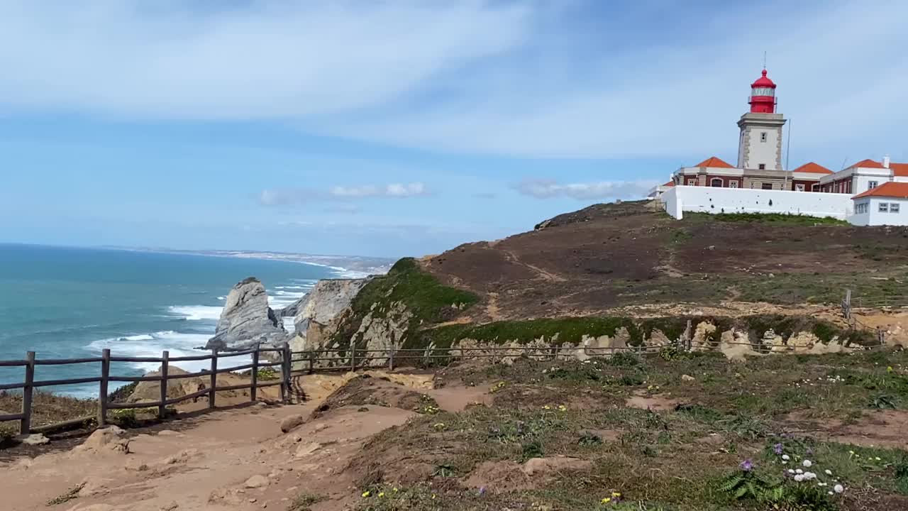 海滨全景和岩石海湾在大西洋，在一个美丽的天空的云，显示一个戏剧性的风景生动的海洋和陡峭的悬崖，旅游相关材料，里斯本，葡萄牙视频素材