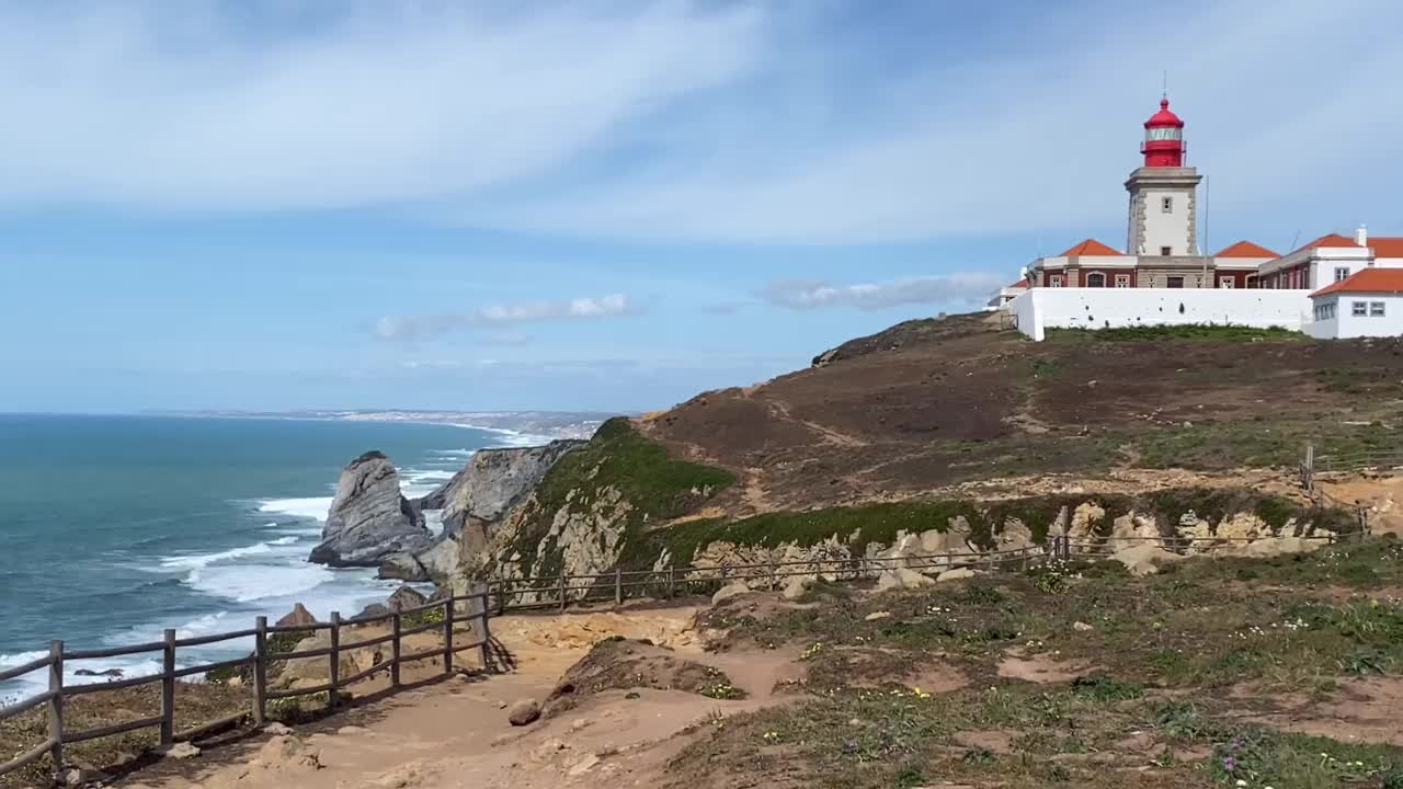 大西洋海岸线和岩石海湾的景色，上面有令人惊叹的云景，展示了多彩的水域和陡峭悬崖的动态景观，旅游内容聚焦葡萄牙里斯本。视频素材