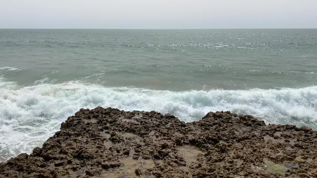 海浪在葡萄牙里斯本附近的大西洋海岸线上剧烈碰撞。视频素材