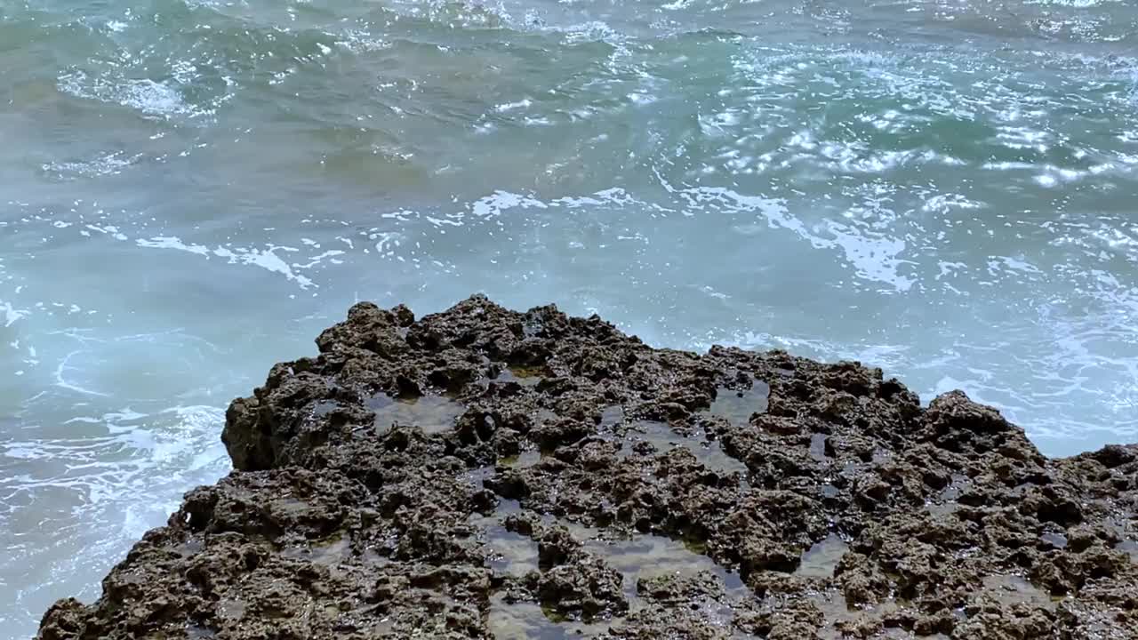 大西洋的巨浪在葡萄牙里斯本附近形成了一幅引人注目的海景。视频素材