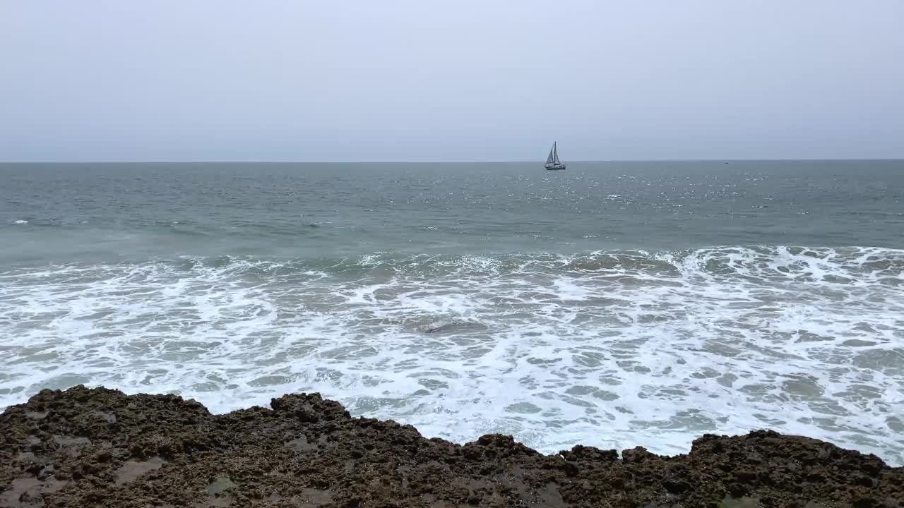 海浪冲击着大西洋的边缘，勾勒出葡萄牙里斯本引人注目的海景。视频下载