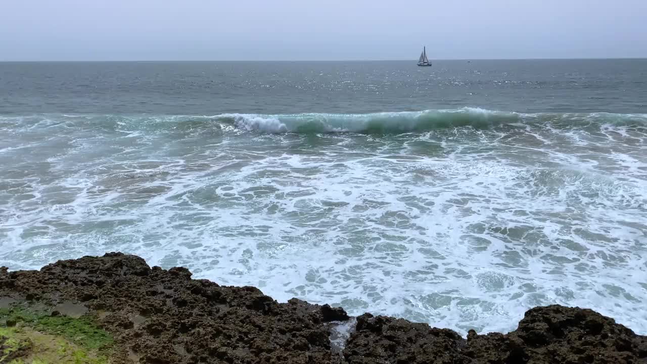 葡萄牙里斯本附近引人注目的大西洋海岸线，波浪在令人惊叹的海景中碰撞视频素材