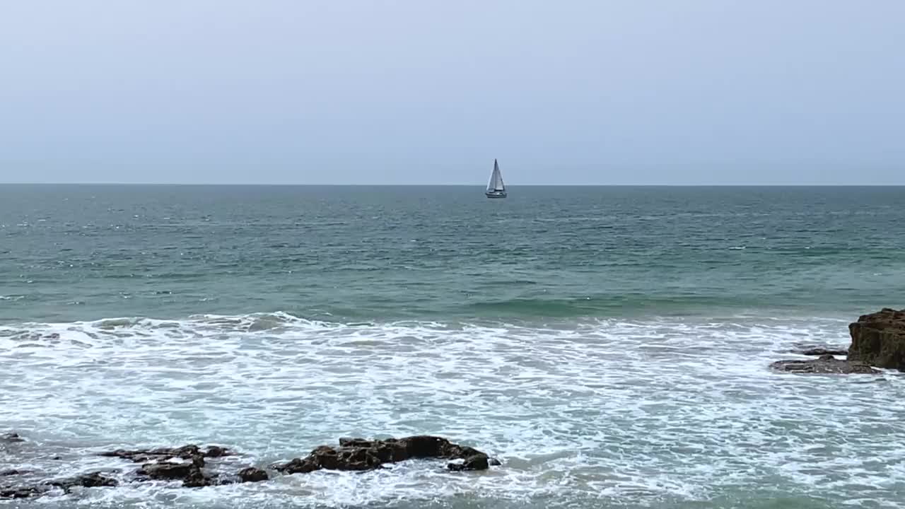 波涛汹涌地在葡萄牙里斯本附近的大西洋海岸相遇，形成了令人惊叹的海景。视频素材