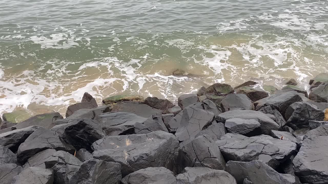 大西洋汹涌的海浪不断地拍打着崎岖的岩石，形成了引人注目的海岸景色。视频素材