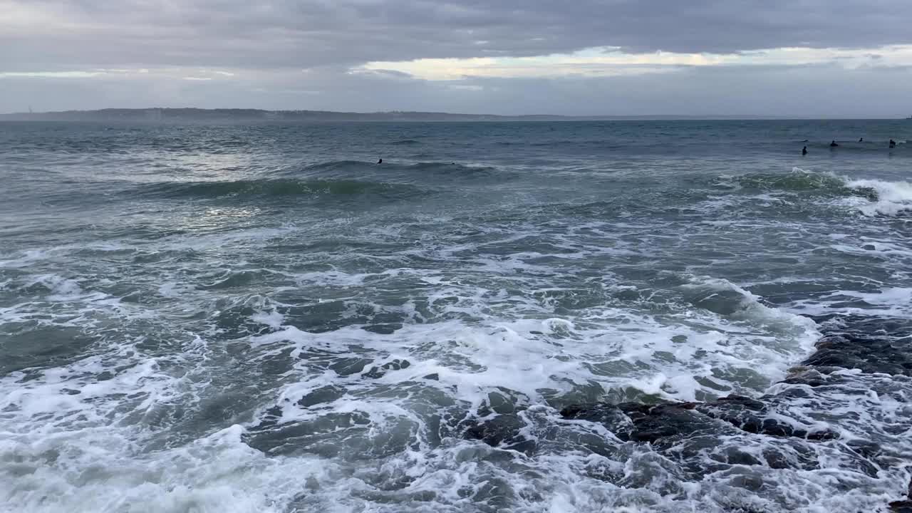 浪涛上的冲浪者。视频下载