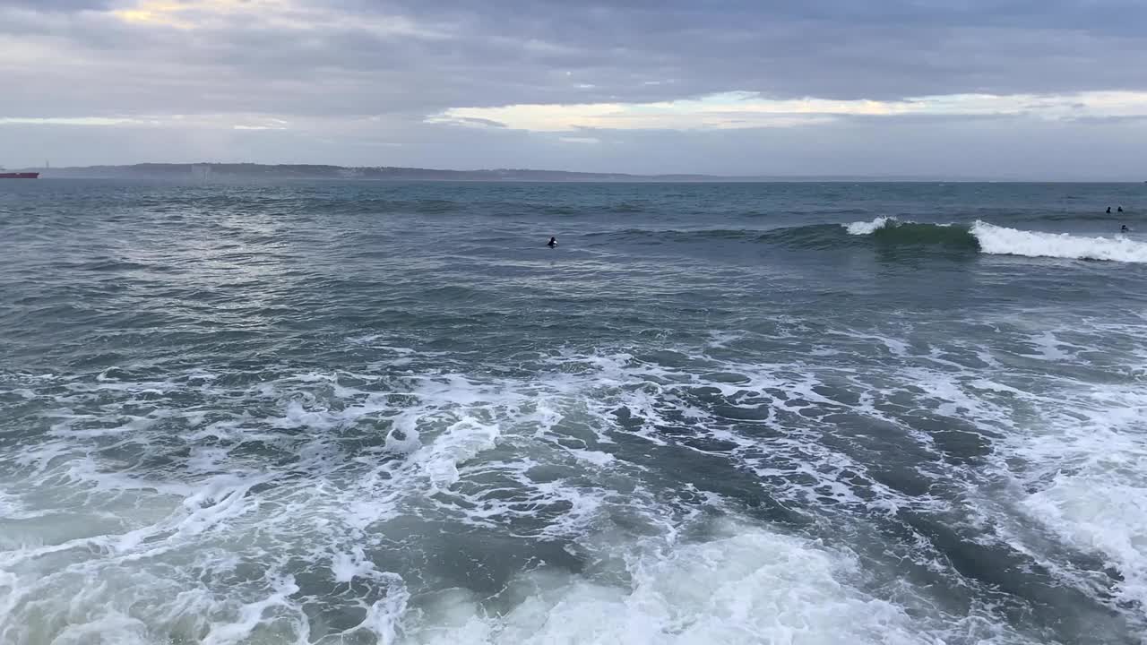 在海浪中冲浪者。视频下载