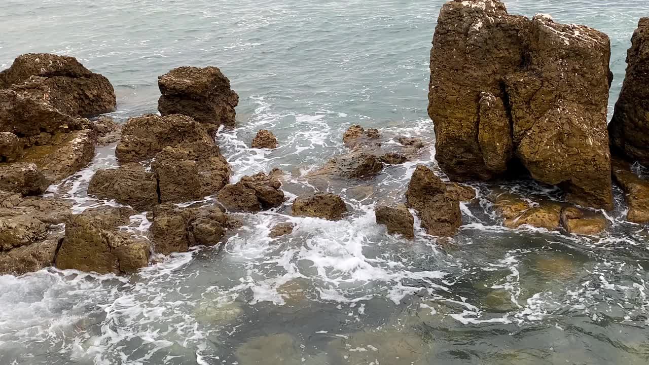 大西洋无情的海浪与岩石的锋利边缘碰撞，形成了一个戏剧性的海洋景观。视频素材