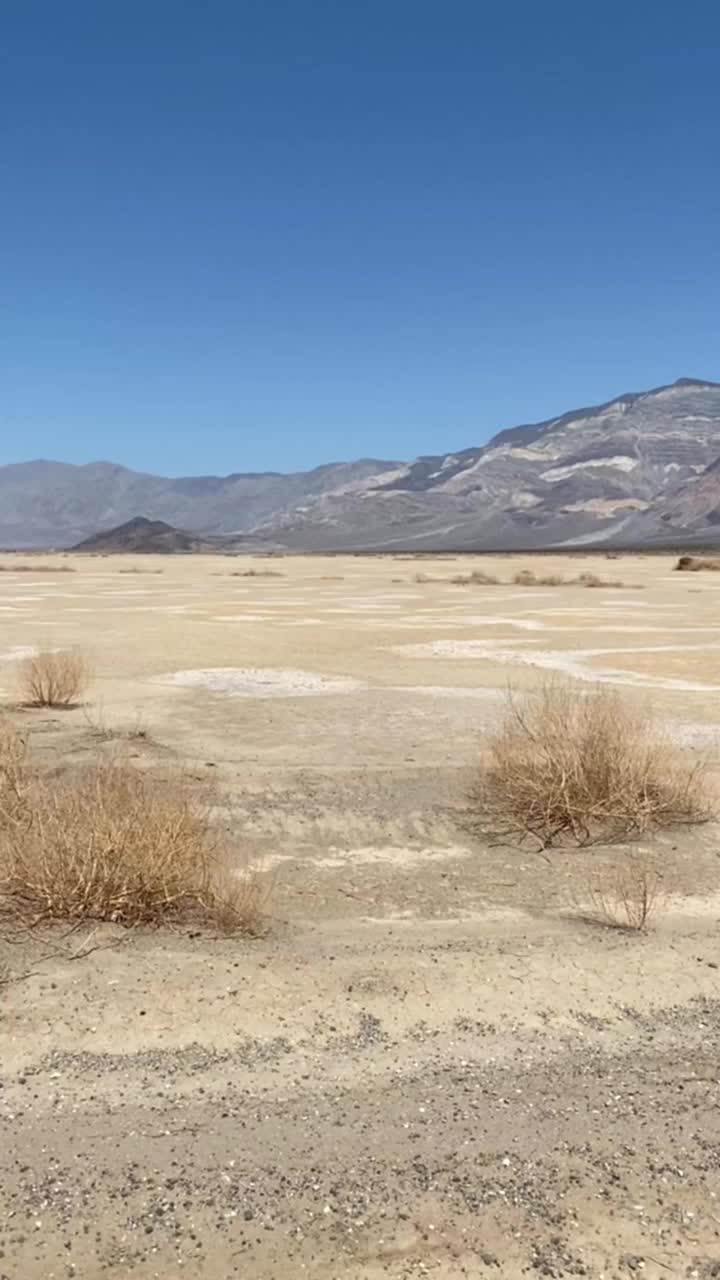 风景优美的全景加利福尼亚山脉和沙漠背景的死亡谷，部分不同的景观横跨美国的国家公园。视频素材