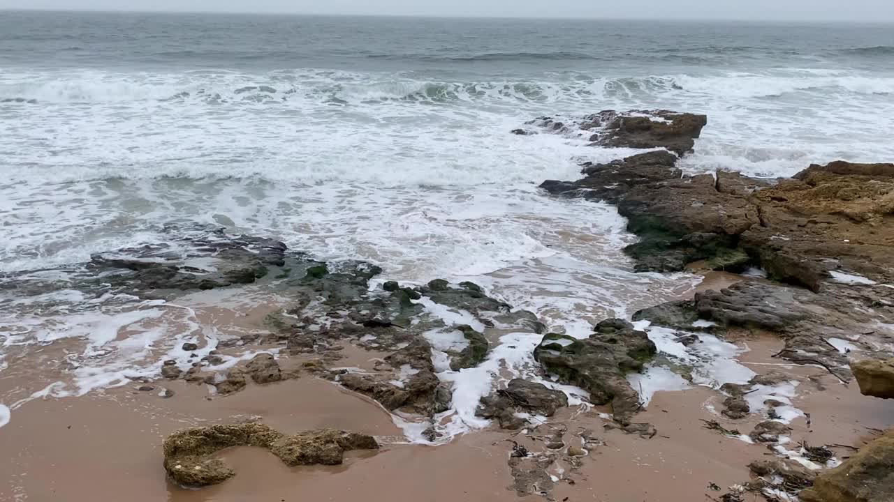 强大的海浪冲击着大西洋的岩石边缘，形成了一幅非凡的海岸景色。视频素材