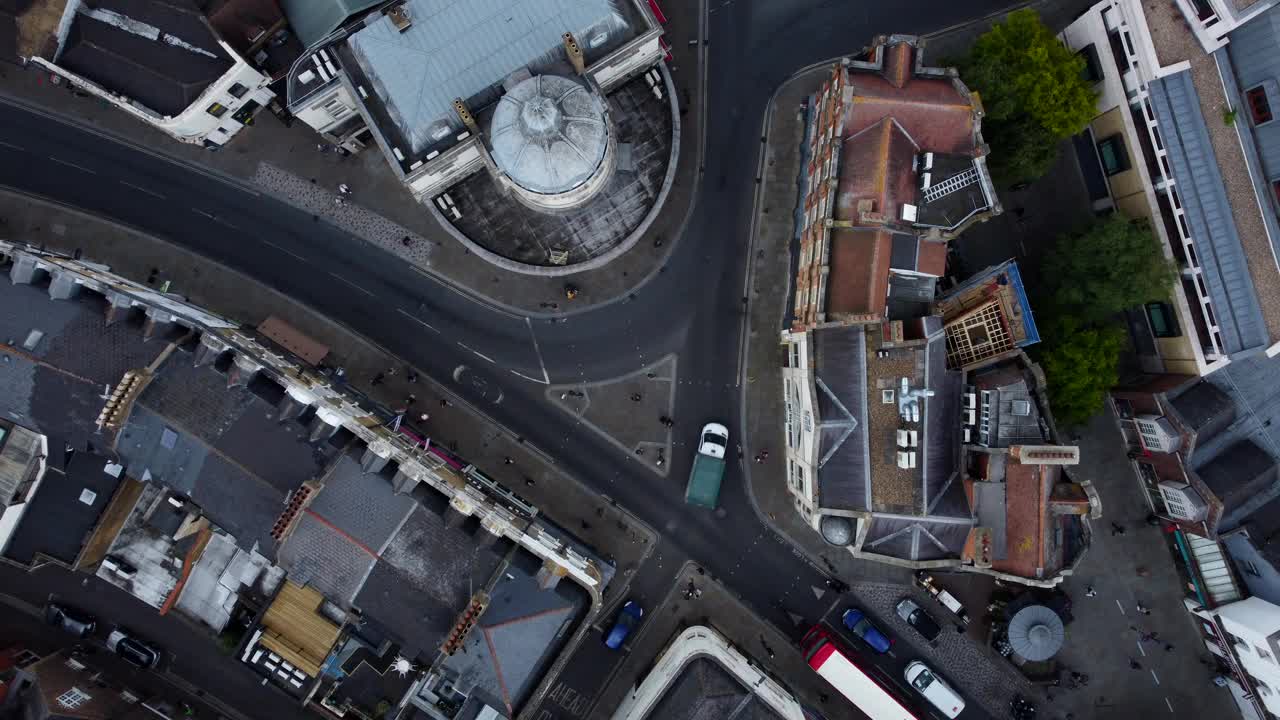 鸟瞰无人机拍摄的汽车行驶在英国伦敦的道路上视频素材