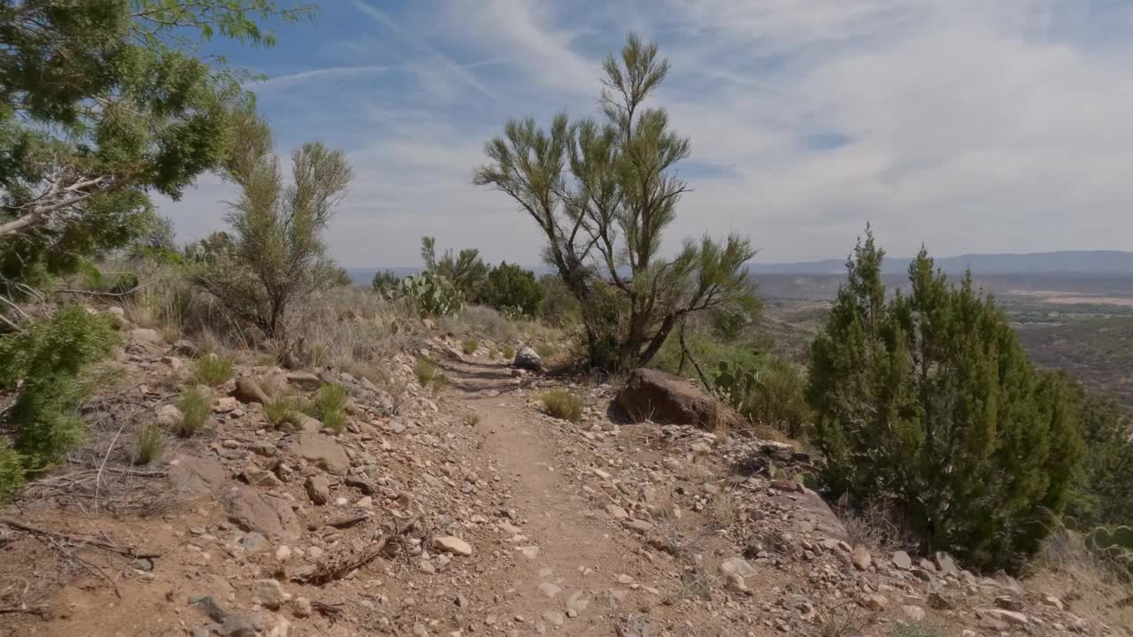 沿着沙漠山路徒步旅行视频素材