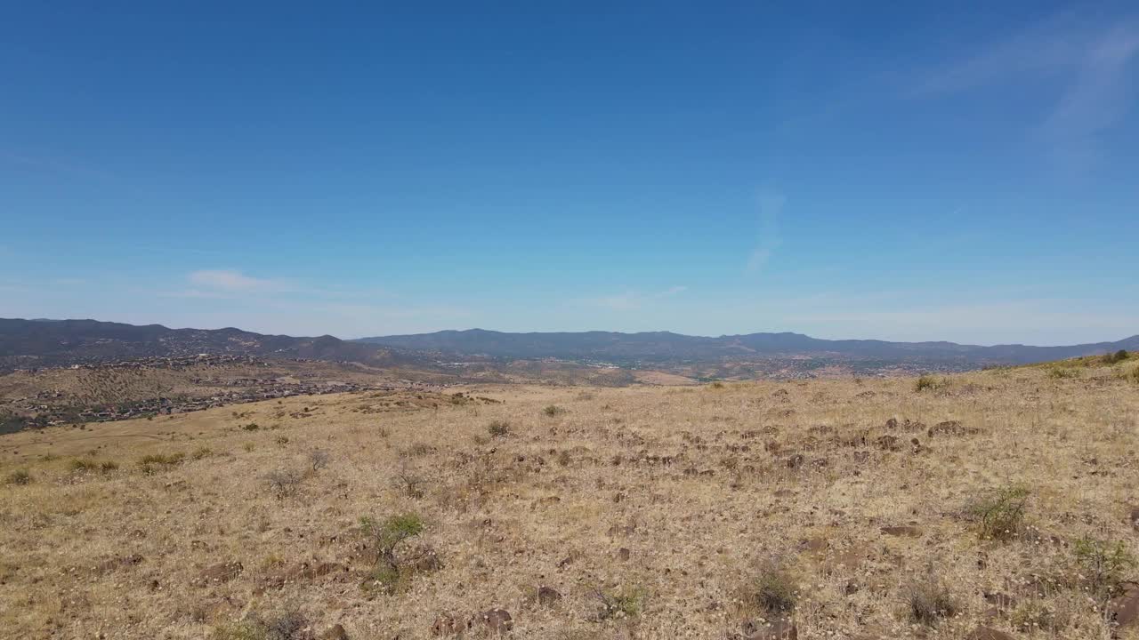 无人机飞越高沙漠山顶视频素材