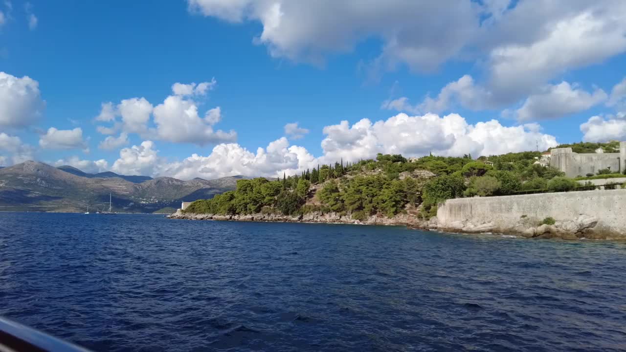 克罗地亚埃拉菲提群岛的美景，湛蓝的海水和郁郁葱葱的绿色海岸线视频素材