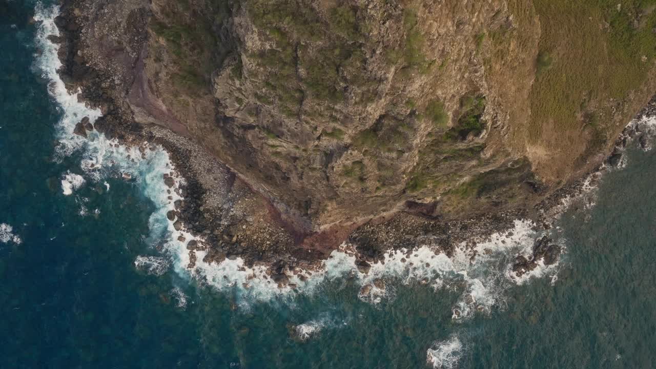 在夏威夷毛伊岛北海岸的岩石悬崖和海浪上令人惊叹的飞行视频素材