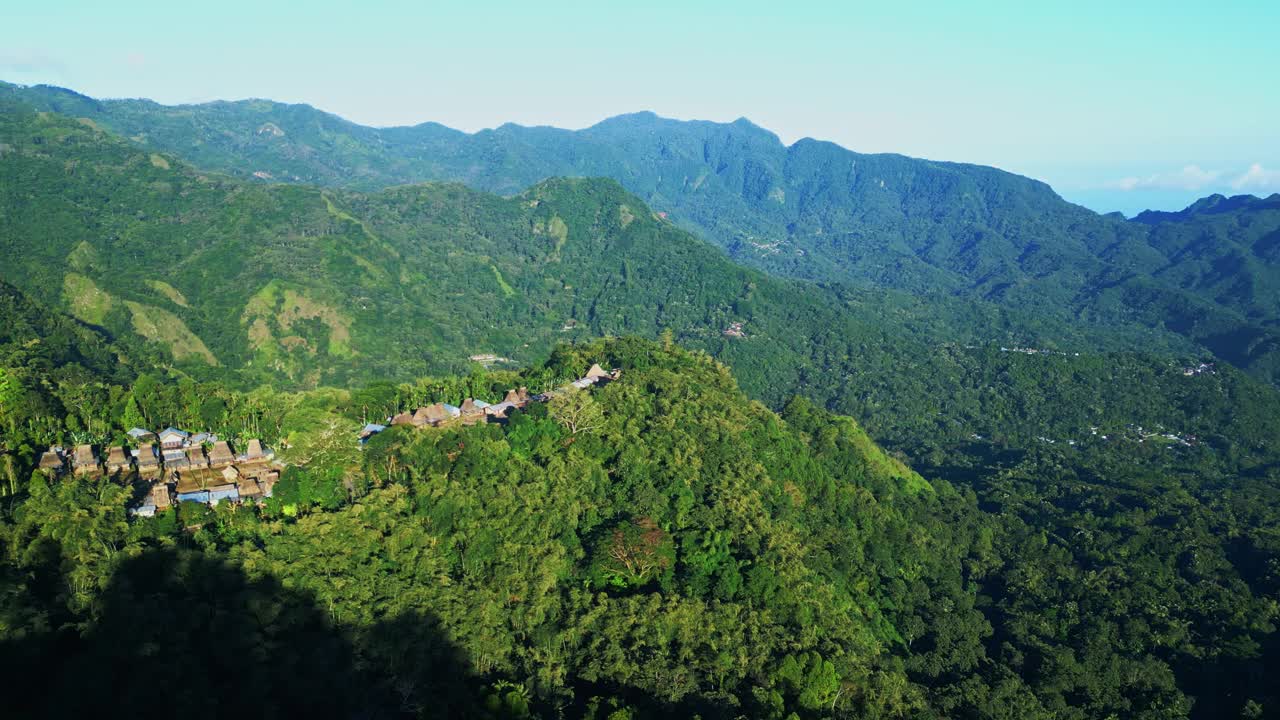 空中无人机在绿色森林树木在美丽的山脉亚洲的土地。印度尼西亚茂密的森林和丛林自然之旅。雄伟的生态和古老亚洲林地的田园环境视频素材