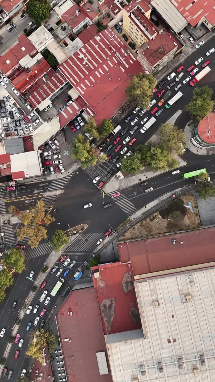 慢动作鸟瞰图，繁忙的十字路口和人行横道，CDMX，垂直模式视频素材