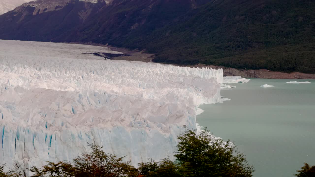 莫雷诺冰川末端北段的景色视频素材