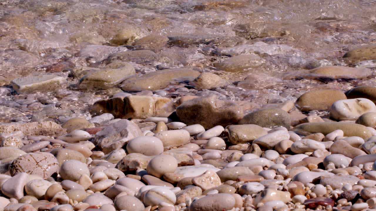 海浪实时拍打着海滩上的鹅卵石视频下载