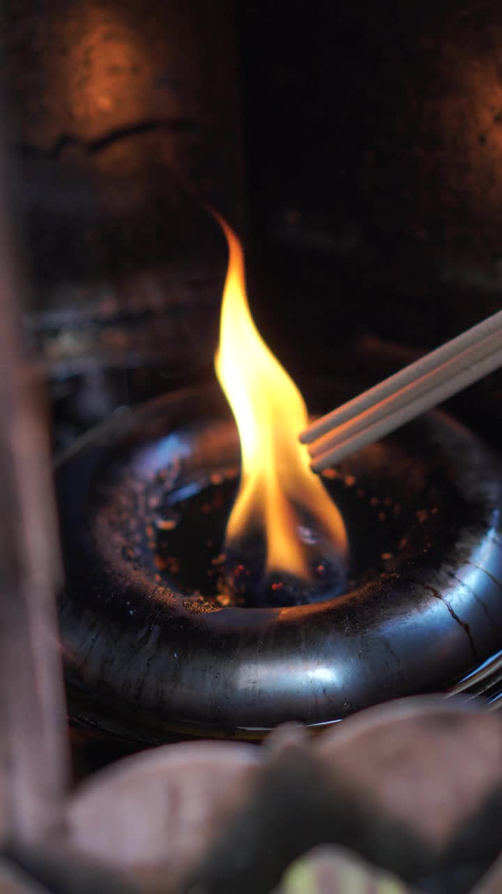 佛寺祈福香炉，烟灰缸烧香视频素材