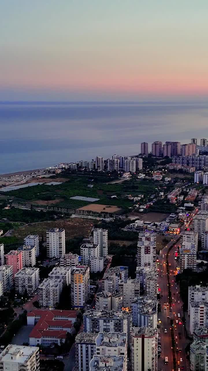 令人惊叹的无人机镜头捕捉到了土耳其梅尔辛的美景，当太阳落在城市上空时视频素材