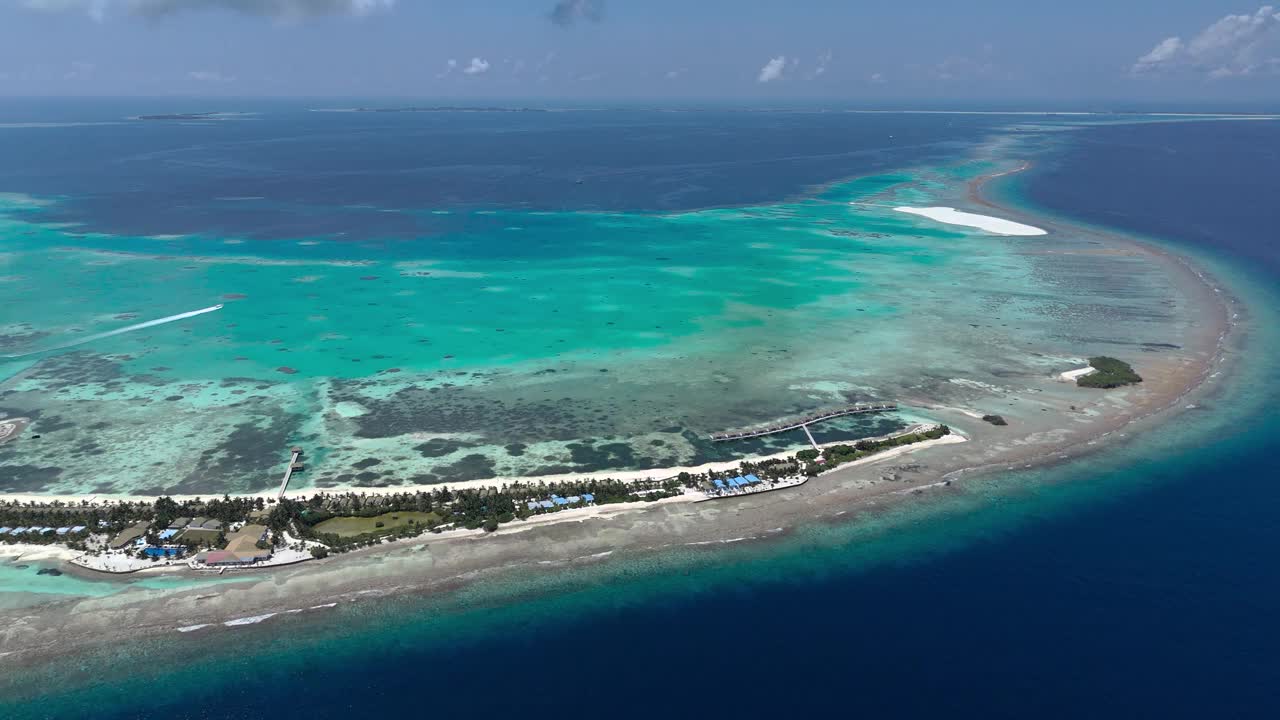 豪华度假胜地鸟瞰图，碧绿的海水，珊瑚礁，马尔代夫。视频素材