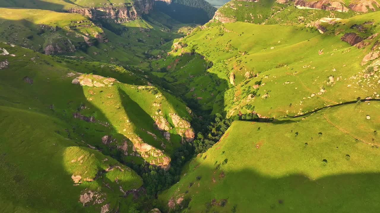 鸟瞰图峡谷，山，山谷与草，南非。视频素材