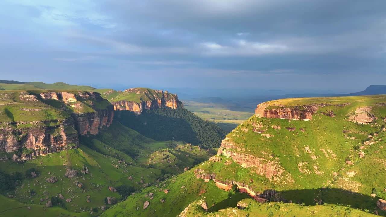 鸟瞰德拉肯斯堡峡谷和山脉，南非。视频素材