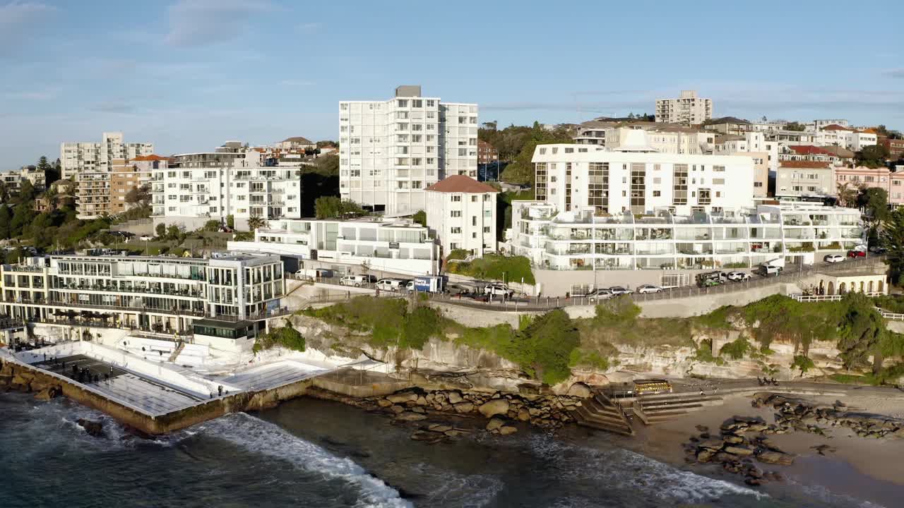 澳大利亚邦迪海滩鸟瞰图，海浪和城市建筑。视频素材