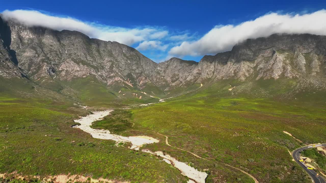 鸟瞰南非科格尔湾的山脉、海岸和荒野。视频素材