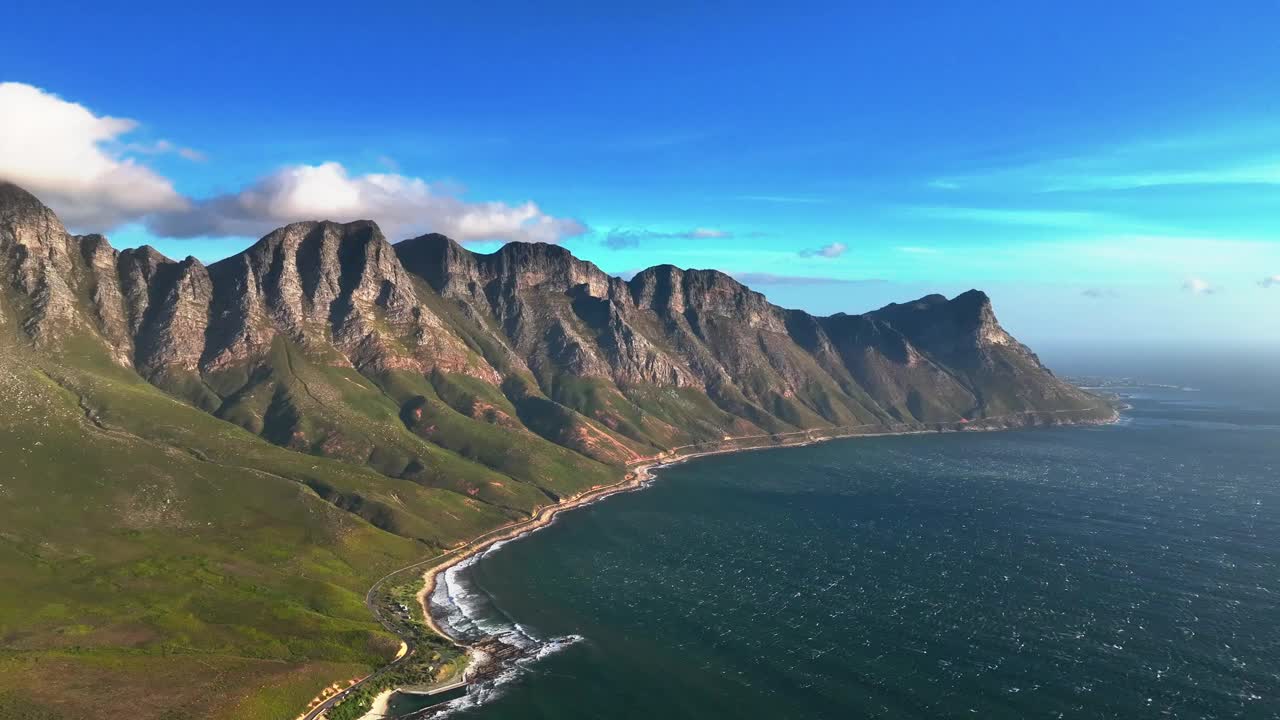 南非科格尔湾的山岸和海洋鸟瞰图。视频素材