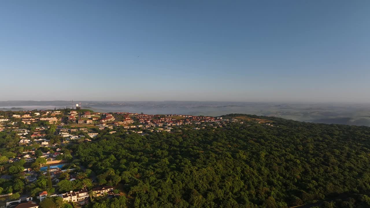 南非，有森林和海岸线的住宅区鸟瞰图。视频素材