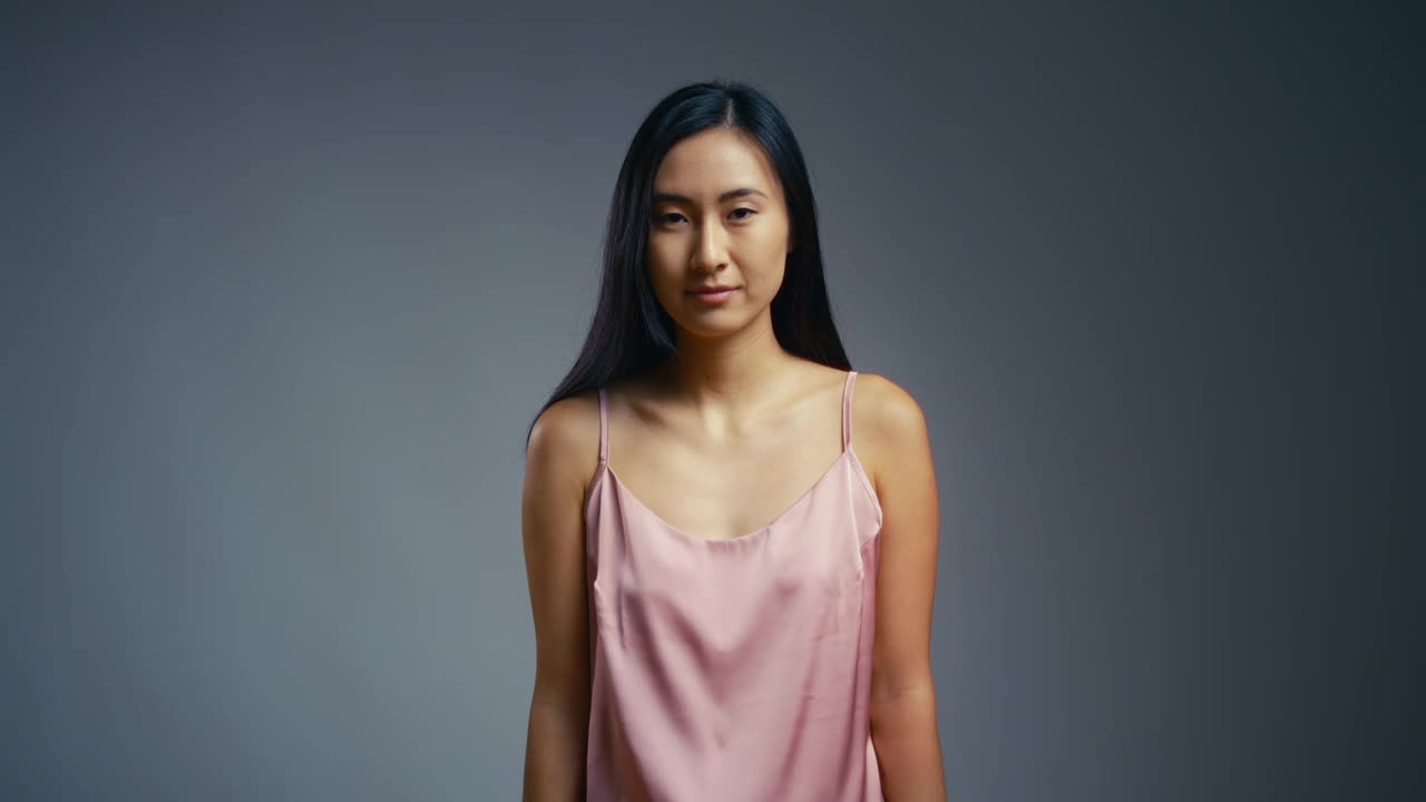 肖像年轻迷人的亚洲女人微笑，自然美丽，健康的生活视频下载