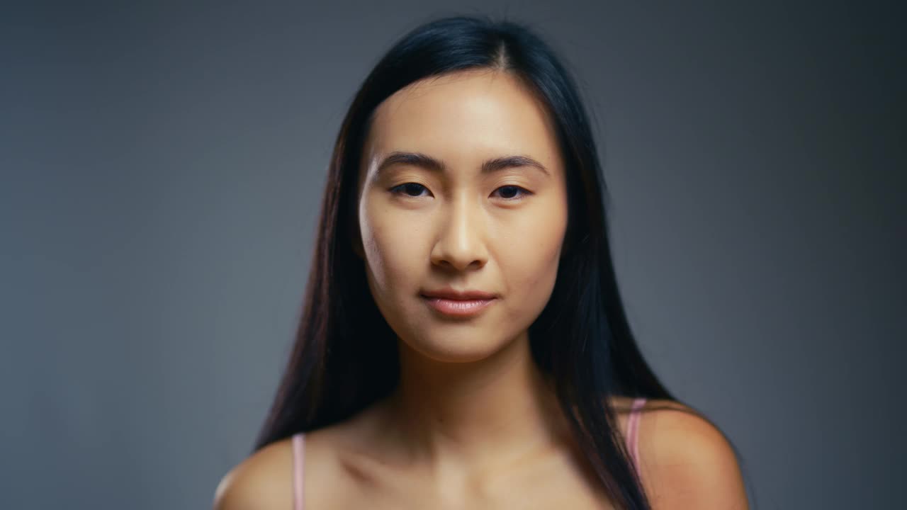 开朗的韩国女性对自己的面部皮肤、美容护理和年轻面容感到满意视频下载