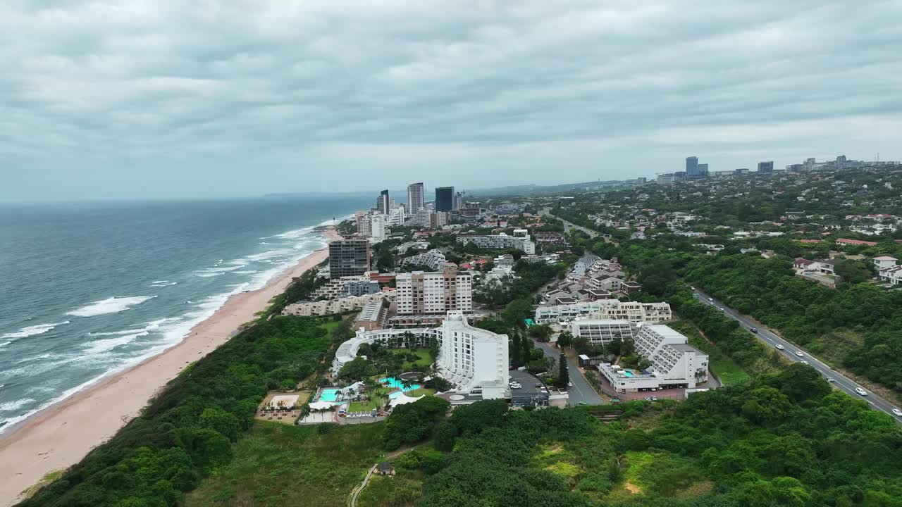 鸟瞰图，城市海岸线与高层建筑和海滩，南非。视频素材