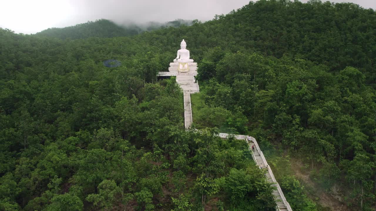 泰国茂密森林中的大佛派鸟瞰图。视频素材