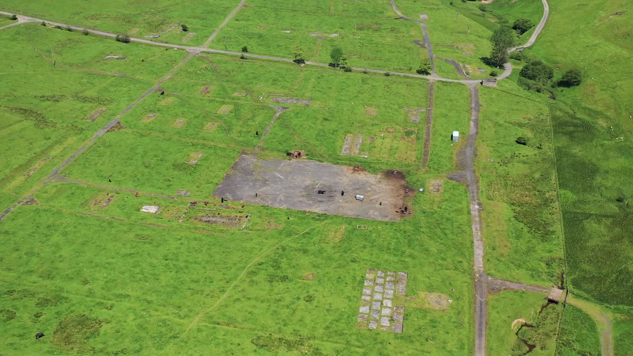 鸟瞰绿色田野，道路，树木，草地，苏格兰。视频素材