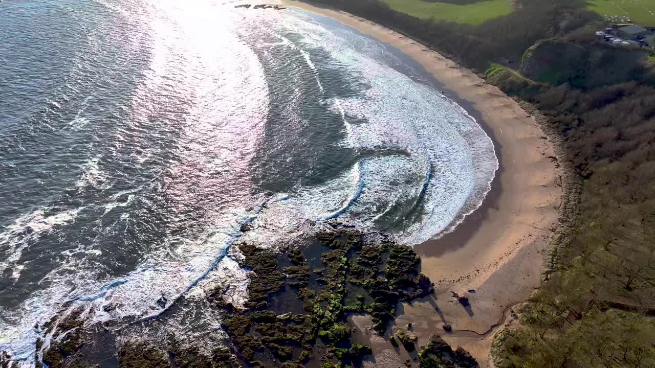 鸟瞰苏格兰的海边，沙滩和翻滚的海浪。视频素材