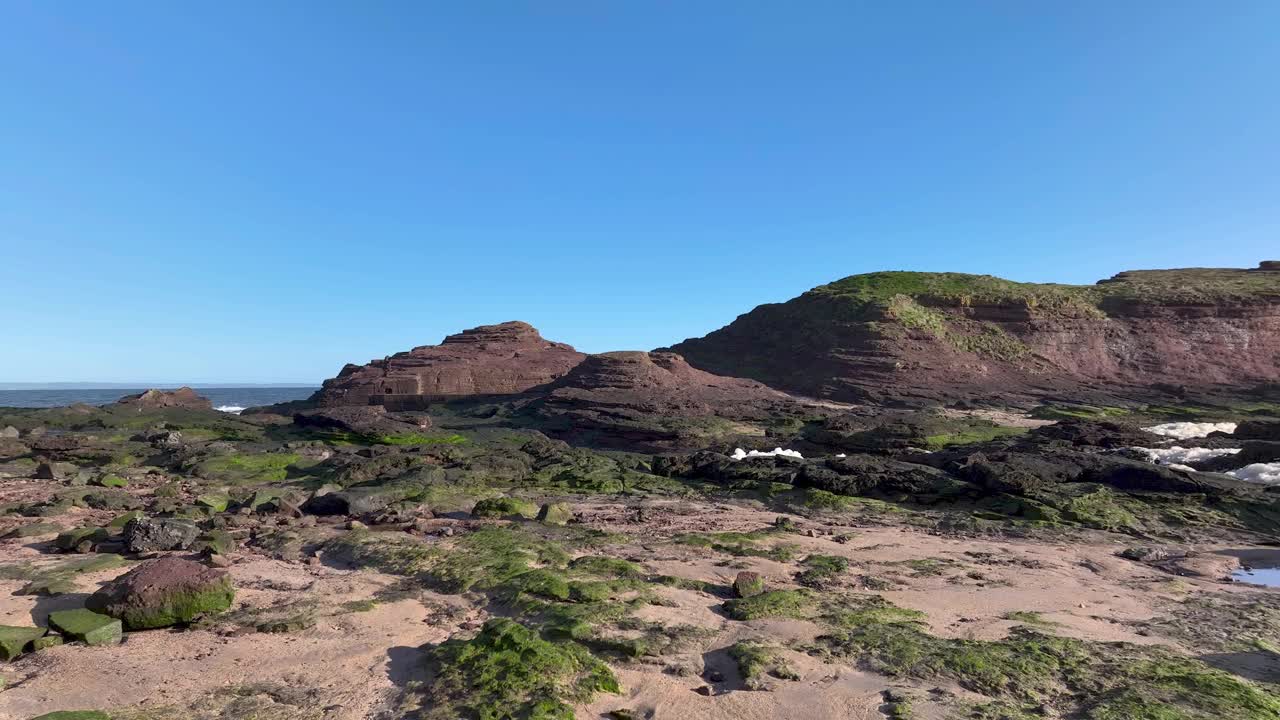 俯瞰大海的岩石悬崖鸟瞰图，海崖，北贝里克，苏格兰。视频素材