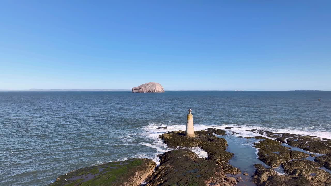 鸟瞰海崖的岩石海岸和灯塔，北贝里克，苏格兰。视频素材